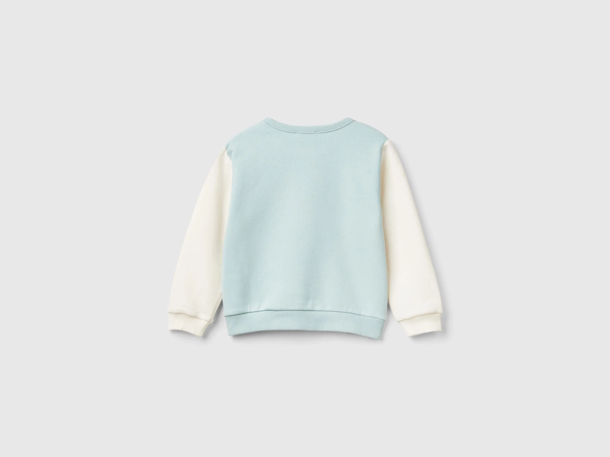 Geschlossenes Sweatshirt mit Glitzerdruck