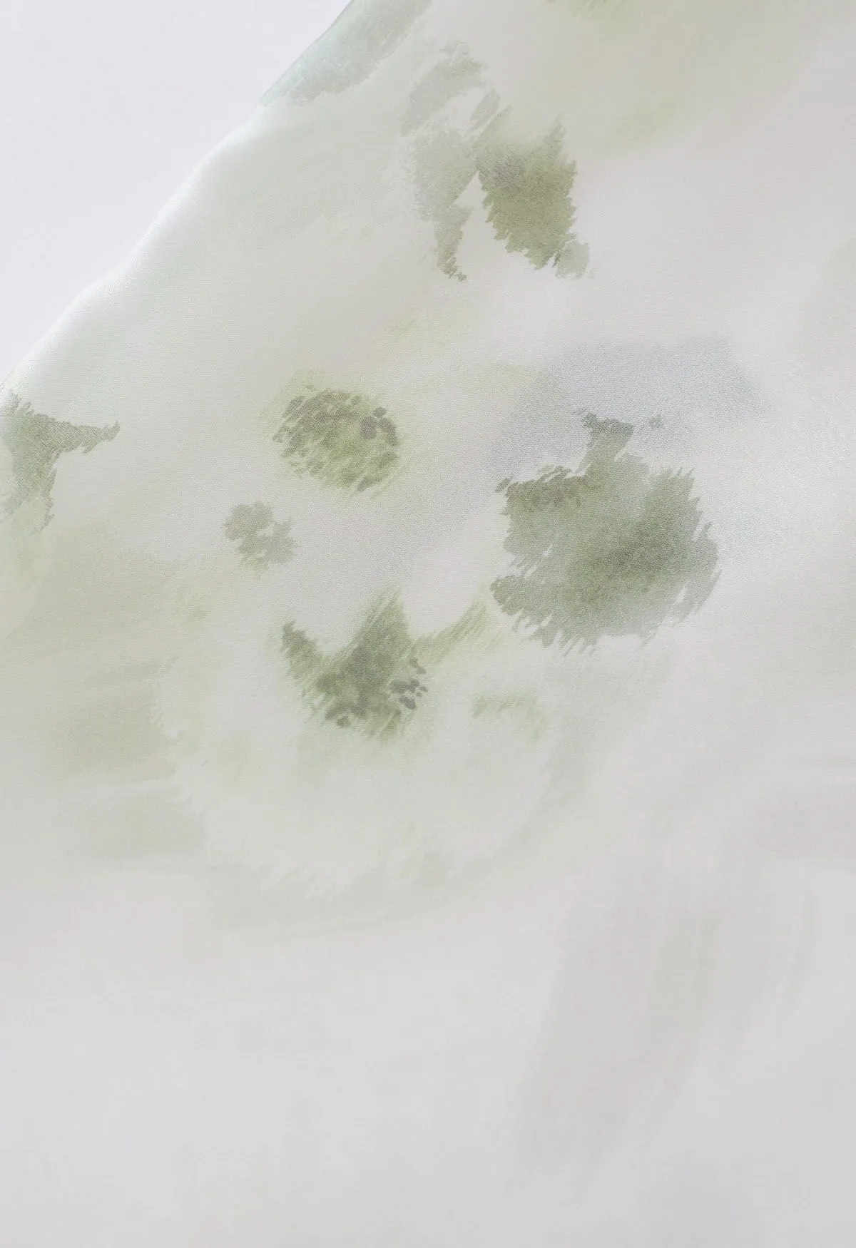 Transparentes Hemd mit Schleife und Aquarellblumenmuster in Grün